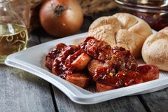 Εύγευστο γερμανικό currywurst - κομμάτια του λουκάνικου με τη σάλτσα κάρρυ στοκ φωτογραφία Εύγευστο γερμανικό currywurst - κομμάτια του λουκάνικου με τη σάλτσα κάρρυ στοκ φωτογραφία