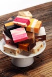 Εύγευστο παραδοσιακό ιταλικό εορταστικό torrone ή nougat με το καρύδι στοκ φωτογραφίες με δικαίωμα ελεύθερης χρήσης Εύγευστο παραδοσιακό ιταλικό εορταστικό torrone ή nougat με το καρύδι στοκ φωτογραφίες με δικαίωμα ελεύθερης χρήσης