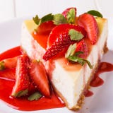 Εύγευστο σπιτικό cheesecake με τις φράουλες στοκ εικόνες Εύγευστο σπιτικό cheesecake με τις φράουλες στοκ εικόνες