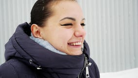 Εύθυμα γέλια κοριτσιών, snowflakes συλλήψεων γλωσσών κάτω από το χιόνι φιλμ μικρού μήκους Εύθυμα γέλια κοριτσιών, snowflakes συλλήψεων γλωσσών κάτω από το χιόνι φιλμ μικρού μήκους