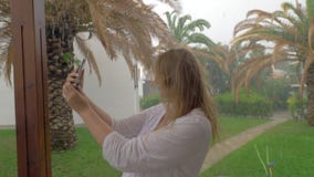 Εύθυμη γυναίκα που κάνει το καλοκαίρι selfie τη βροχερή ημέρα φιλμ μικρού μήκους Εύθυμη γυναίκα που κάνει το καλοκαίρι selfie τη βροχερή ημέρα φιλμ μικρού μήκους