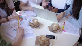 Εύθυμη μικτή διεθνής ομάδα σπουδαστών που κουβεντιάζει και που εργάζεται στο lap-top μαζί στον ευρωπαϊκό καφέ απόθεμα βίντεο Εύθυμη μικτή διεθνής ομάδα σπουδαστών που κουβεντιάζει και που εργάζεται στο lap-top μαζί στον ευρωπαϊκό καφέ απόθεμα βίντεο