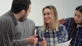 Εύθυμη ομάδα των μηχανικών που εργάζονται μαζί στο στούντιο αρχιτεκτόνων στοκ φωτογραφία με δικαίωμα ελεύθερης χρήσης Εύθυμη ομάδα των μηχανικών που εργάζονται μαζί στο στούντιο αρχιτεκτόνων στοκ φωτογραφία με δικαίωμα ελεύθερης χρήσης