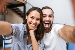 Εύθυμο multiethnic ζεύγος που παίρνει ένα selfie στοκ εικόνες με δικαίωμα ελεύθερης χρήσης Εύθυμο multiethnic ζεύγος που παίρνει ένα selfie στοκ εικόνες με δικαίωμα ελεύθερης χρήσης
