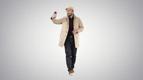 Εύθυμο άτομο στο παλτό που παίρνει τη φωτογραφία που κάνει selfie στο υπόβαθρο κλίσης απόθεμα βίντεο Εύθυμο άτομο στο παλτό που παίρνει τη φωτογραφία που κάνει selfie στο υπόβαθρο κλίσης απόθεμα βίντεο