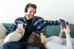 Εύθυμο ζεύγος που απολαμβάνει το Σαββατοκύριακο από κοινού στοκ εικόνες Εύθυμο ζεύγος που απολαμβάνει το Σαββατοκύριακο από κοινού στοκ εικόνες