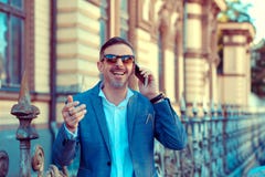 Εύθυμο καθιερώνον τη μόδα άτομο που έχει το τηλεφώνημα έξω στοκ εικόνες Εύθυμο καθιερώνον τη μόδα άτομο που έχει το τηλεφώνημα έξω στοκ εικόνες