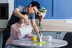 Εύθυμο όμορφο νέο ζεύγος στο σπίτι Στοκ Εικόνες Εύθυμο όμορφο νέο ζεύγος στο σπίτι Στοκ Εικόνες