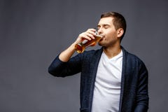 Εύθυμος νεαρός άνδρας στην έξυπνη περιστασιακή ένδυση στοκ εικόνες Εύθυμος νεαρός άνδρας στην έξυπνη περιστασιακή ένδυση στοκ εικόνες