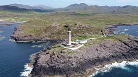 Ζάλη του εναέριου πυροβολισμού του φάρου Ardnamurchan με τις όμορφες άσπρες παραλίες και του costline στο υπόβαθρο απόθεμα βίντεο Ζάλη του εναέριου πυροβολισμού του φάρου Ardnamurchan με τις όμορφες άσπρες παραλίες και του costline στο υπόβαθρο απόθεμα βίντεο