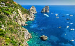 Ζαλίζοντας απότομοι βράχοι νησιών, παραλιών και Faraglioni Capri, Ιταλία, Ευρώπη Στοκ Φωτογραφίες Ζαλίζοντας απότομοι βράχοι νησιών, παραλιών και Faraglioni Capri, Ιταλία, Ευρώπη Στοκ Φωτογραφίες