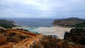 Ζαλίζοντας φωτεινές απόψεις του διάσημου κόλπου Balos στην Κρήτη Φωτεινός καφετής τοίχος στο πρώτο πλάνο, τη θάλασσα και το σκάφο στοκ εικόνες Ζαλίζοντας φωτεινές απόψεις του διάσημου κόλπου Balos στην Κρήτη Φωτεινός καφετής τοίχος στο πρώτο πλάνο, τη θάλασσα και το σκάφο στοκ εικόνες