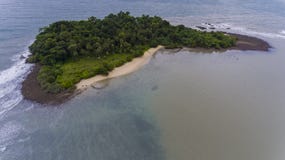Ζαλίζοντας νησί από την ακτή Koh Chang, Ταϊλάνδη στοκ φωτογραφία με δικαίωμα ελεύθερης χρήσης Ζαλίζοντας νησί από την ακτή Koh Chang, Ταϊλάνδη στοκ φωτογραφία με δικαίωμα ελεύθερης χρήσης