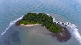 Ζαλίζοντας νησί από την ακτή Koh Chang, Ταϊλάνδη στοκ φωτογραφία με δικαίωμα ελεύθερης χρήσης Ζαλίζοντας νησί από την ακτή Koh Chang, Ταϊλάνδη στοκ φωτογραφία με δικαίωμα ελεύθερης χρήσης