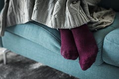 Ζευγάρι κινηματογραφήσεων σε πρώτο πλάνο των ποδιών στον καναπέ στοκ φωτογραφία με δικαίωμα ελεύθερης χρήσης Ζευγάρι κινηματογραφήσεων σε πρώτο πλάνο των ποδιών στον καναπέ στοκ φωτογραφία με δικαίωμα ελεύθερης χρήσης