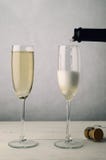 Ζευγάρι των Fluted γυαλιών CHAMPAGNE που γεμίζουν στην ξύλινη σανίδα Tabl στοκ εικόνες Ζευγάρι των Fluted γυαλιών CHAMPAGNE που γεμίζουν στην ξύλινη σανίδα Tabl στοκ εικόνες