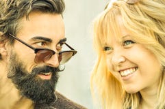 Ζεύγος Hipster στην αρχή της ιστορίας αγάπης - ευτυχής φιλία στοκ εικόνες Ζεύγος Hipster στην αρχή της ιστορίας αγάπης - ευτυχής φιλία στοκ εικόνες