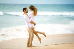 Ζεύγος ερωτευμένο στην παραλία Ζεύγος ερωτευμένο στην παραλία