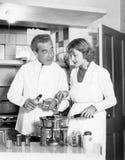 Ζεύγος μαζί στην κουζίνα που προετοιμάζει fondue (όλα τα πρόσωπα που απεικονίζονται δεν ζουν περισσότερο και κανένα κτήμα δεν υπά στοκ φωτογραφίες με δικαίωμα ελεύθερης χρήσης Ζεύγος μαζί στην κουζίνα που προετοιμάζει fondue (όλα τα πρόσωπα που απεικονίζονται δεν ζουν περισσότερο και κανένα κτήμα δεν υπά στοκ φωτογραφίες με δικαίωμα ελεύθερης χρήσης