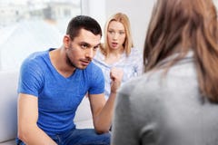 Ζεύγος με το πρόβλημα στο γραφείο οικογενειακών ψυχολόγων στοκ φωτογραφία με δικαίωμα ελεύθερης χρήσης Ζεύγος με το πρόβλημα στο γραφείο οικογενειακών ψυχολόγων στοκ φωτογραφία με δικαίωμα ελεύθερης χρήσης