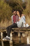 Ζεύγος που αγκαλιάζει στις αποβάθρες λιμνών στοκ φωτογραφίες με δικαίωμα ελεύθερης χρήσης Ζεύγος που αγκαλιάζει στις αποβάθρες λιμνών στοκ φωτογραφίες με δικαίωμα ελεύθερης χρήσης