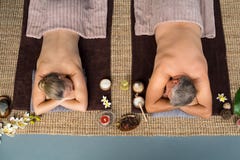 Ζεύγος που βρίσκεται στο κέντρο SPA στοκ φωτογραφία με δικαίωμα ελεύθερης χρήσης Ζεύγος που βρίσκεται στο κέντρο SPA στοκ φωτογραφία με δικαίωμα ελεύθερης χρήσης