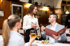Ζεύγος που δειπνεί σε ένα εστιατόριο στοκ φωτογραφία με δικαίωμα ελεύθερης χρήσης Ζεύγος που δειπνεί σε ένα εστιατόριο στοκ φωτογραφία με δικαίωμα ελεύθερης χρήσης
