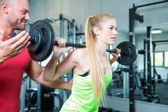 Ζεύγος που κάνει μια ικανότητα workout στην αθλητική γυμναστική στοκ φωτογραφία με δικαίωμα ελεύθερης χρήσης Ζεύγος που κάνει μια ικανότητα workout στην αθλητική γυμναστική στοκ φωτογραφία με δικαίωμα ελεύθερης χρήσης
