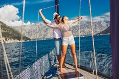 Ζεύγος που ξοδεύει τον ευτυχή χρόνο σε ένα γιοτ εν πλω Διακοπές πολυτέλειας σε ένα seaboat στοκ εικόνες Ζεύγος που ξοδεύει τον ευτυχή χρόνο σε ένα γιοτ εν πλω Διακοπές πολυτέλειας σε ένα seaboat στοκ εικόνες