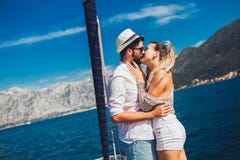 Ζεύγος που ξοδεύει τον ευτυχή χρόνο σε ένα γιοτ εν πλω Διακοπές πολυτέλειας σε ένα seaboat στοκ φωτογραφία Ζεύγος που ξοδεύει τον ευτυχή χρόνο σε ένα γιοτ εν πλω Διακοπές πολυτέλειας σε ένα seaboat στοκ φωτογραφία