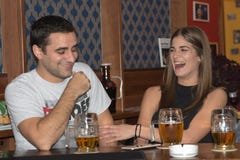 Ζεύγος που πίνει και που έχει τη διασκέδαση από κοινού στοκ εικόνες Ζεύγος που πίνει και που έχει τη διασκέδαση από κοινού στοκ εικόνες