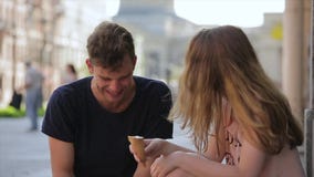 Ζεύγος που τρώει το παγωτό από κοινού Ημερομηνία στην πόλη απόθεμα βίντεο Ζεύγος που τρώει το παγωτό από κοινού Ημερομηνία στην πόλη απόθεμα βίντεο