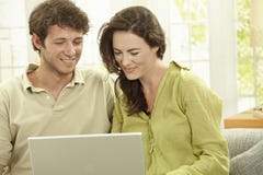 Ζεύγος που χρησιμοποιεί το lap-top στοκ εικόνες με δικαίωμα ελεύθερης χρήσης Ζεύγος που χρησιμοποιεί το lap-top στοκ εικόνες με δικαίωμα ελεύθερης χρήσης