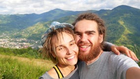 Ζεύγος τουριστών που παίρνει selfie το smartphone που μοιράζεται τη φωτογραφία τρόπου ζωής που απολαμβάνει την ευρωπαϊκή περιπέτε απόθεμα βίντεο Ζεύγος τουριστών που παίρνει selfie το smartphone που μοιράζεται τη φωτογραφία τρόπου ζωής που απολαμβάνει την ευρωπαϊκή περιπέτε απόθεμα βίντεο