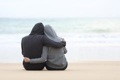 Ζεύγος των εφήβων που αγκαλιάζουν τη θάλασσα προσοχής Στοκ φωτογραφία με δικαίωμα ελεύθερης χρήσης Ζεύγος των εφήβων που αγκαλιάζουν τη θάλασσα προσοχής Στοκ φωτογραφία με δικαίωμα ελεύθερης χρήσης