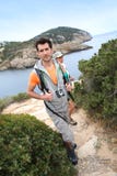 Ζεύγος των οδοιπόρων που απολαμβάνουν το ταξίδι στα νησιά στοκ φωτογραφία Ζεύγος των οδοιπόρων που απολαμβάνουν το ταξίδι στα νησιά στοκ φωτογραφία