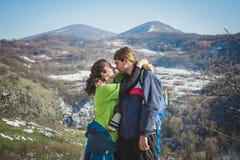 Ζεύγος των οδοιπόρων με τα σακίδια πλάτης και της κάμερας στον απότομο βράχο βουνών στοκ φωτογραφία με δικαίωμα ελεύθερης χρήσης Ζεύγος των οδοιπόρων με τα σακίδια πλάτης και της κάμερας στον απότομο βράχο βουνών στοκ φωτογραφία με δικαίωμα ελεύθερης χρήσης
