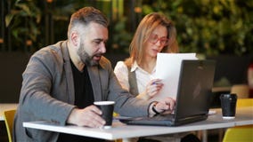 Ζεύγος των συναδέλφων που εργάζονται μαζί στο γραφείο Εργαζόμενος δύο απόθεμα βίντεο Ζεύγος των συναδέλφων που εργάζονται μαζί στο γραφείο Εργαζόμενος δύο απόθεμα βίντεο