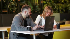 Ζεύγος των συναδέλφων που εργάζονται μαζί στο γραφείο Εργαζόμενος δύο απόθεμα βίντεο Ζεύγος των συναδέλφων που εργάζονται μαζί στο γραφείο Εργαζόμενος δύο απόθεμα βίντεο