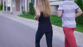Ζεύγους στην οδό Τρέξιμο στην πόλη Άνδρας και γυναίκα που κάνουν τον αθλητισμό απόθεμα βίντεο Ζεύγους στην οδό Τρέξιμο στην πόλη Άνδρας και γυναίκα που κάνουν τον αθλητισμό απόθεμα βίντεο