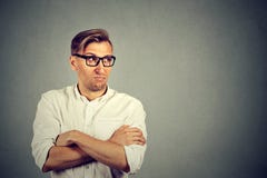 Ζηλότυπο άτομο που κοιτάζει μακριά στην απέχθεια στοκ φωτογραφία Ζηλότυπο άτομο που κοιτάζει μακριά στην απέχθεια στοκ φωτογραφία