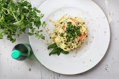 Ζυμαρικά Pappardelle με το κουνουπίδι και το σπανάκι το φρέσκο πιάτο πιάτων προετοίμασε το λευκό στοκ εικόνα Ζυμαρικά Pappardelle με το κουνουπίδι και το σπανάκι το φρέσκο πιάτο πιάτων προετοίμασε το λευκό στοκ εικόνα