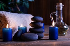 Ζωή SPA ακόμα με το καυτά πετρέλαιο και τα κεριά πετρών ουσιαστικό στοκ φωτογραφία με δικαίωμα ελεύθερης χρήσης Ζωή SPA ακόμα με το καυτά πετρέλαιο και τα κεριά πετρών ουσιαστικό στοκ φωτογραφία με δικαίωμα ελεύθερης χρήσης