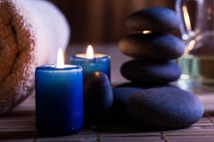Ζωή SPA ακόμα με το καυτά πετρέλαιο και τα κεριά πετρών ουσιαστικό στοκ εικόνες με δικαίωμα ελεύθερης χρήσης Ζωή SPA ακόμα με το καυτά πετρέλαιο και τα κεριά πετρών ουσιαστικό στοκ εικόνες με δικαίωμα ελεύθερης χρήσης