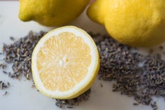 Ζωή λεμονιών και lavender ακόμα στοκ φωτογραφία με δικαίωμα ελεύθερης χρήσης Ζωή λεμονιών και lavender ακόμα στοκ φωτογραφία με δικαίωμα ελεύθερης χρήσης