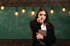 Ζωή σπουδαστών Νέος ελκυστικός δάσκαλος που δείχνει στον πίνακα κιμωλίας Σχολείο εφήβων Σχολείο εφήβων - πρώτη αγάπη Πίσω στοκ εικόνες Ζωή σπουδαστών Νέος ελκυστικός δάσκαλος που δείχνει στον πίνακα κιμωλίας Σχολείο εφήβων Σχολείο εφήβων - πρώτη αγάπη Πίσω στοκ εικόνες