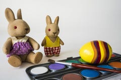 Ζωγραφική των αυγών Πάσχας με την κόκκινη βούρτσα Γεμισμένα ζώα, στο άσπρο κλίμα στοκ φωτογραφίες με δικαίωμα ελεύθερης χρήσης Ζωγραφική των αυγών Πάσχας με την κόκκινη βούρτσα Γεμισμένα ζώα, στο άσπρο κλίμα στοκ φωτογραφίες με δικαίωμα ελεύθερης χρήσης