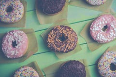 Ζωηρόχρωμα donuts στον πίνακα στοκ φωτογραφία με δικαίωμα ελεύθερης χρήσης Ζωηρόχρωμα donuts στον πίνακα στοκ φωτογραφία με δικαίωμα ελεύθερης χρήσης
