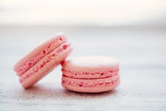 Ζωηρόχρωμα macaroons άσπρα γραφεία στοκ εικόνες Ζωηρόχρωμα macaroons άσπρα γραφεία στοκ εικόνες
