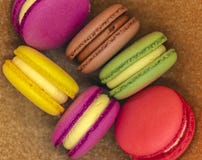 Ζωηρόχρωμα macaroons κέικ στο πορτοκαλί υπόβαθρο στοκ εικόνες Ζωηρόχρωμα macaroons κέικ στο πορτοκαλί υπόβαθρο στοκ εικόνες